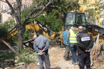 بالفيديو: البلدية تُخلي ساحة بيت عائلة عربية بيافا تمهيداً لبيعها في المزاد العلني